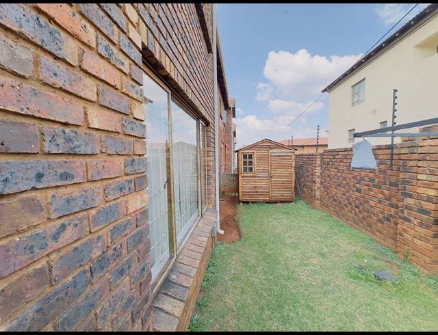 2 BEDROOM TOWNHOUSE FOR SALE IN MONDEOR